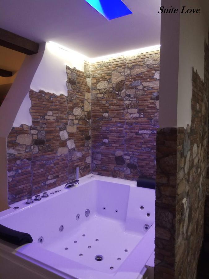 Uceda Suite Love Jacuzzi מראה חיצוני תמונה